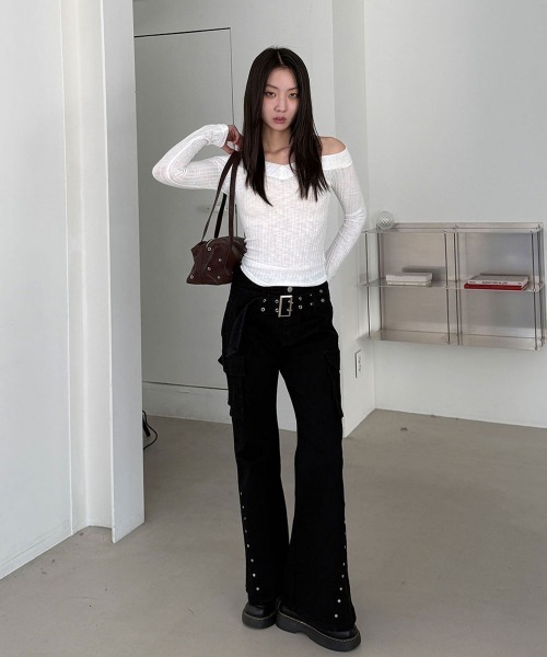 4INT.(フォイント)の「オフショルダー Vネック リブ編み クロップド 長袖 Tシャツ(Tシャツ/カットソー・レディース・ブラック/レッド/ホワイト/チャコール・FREE)」の15枚目の写真