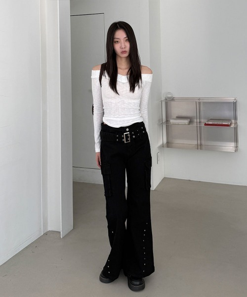 4INT.(フォイント)の「オフショルダー Vネック リブ編み クロップド 長袖 Tシャツ(Tシャツ/カットソー・レディース・ブラック/レッド/ホワイト/チャコール・FREE)」の17枚目の写真