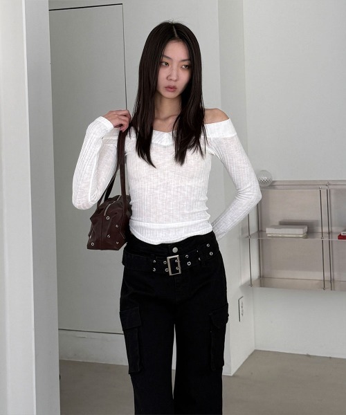 4INT.(フォイント)の「オフショルダー Vネック リブ編み クロップド 長袖 Tシャツ(Tシャツ/カットソー・レディース・ブラック/レッド/ホワイト/チャコール・FREE)」の18枚目の写真
