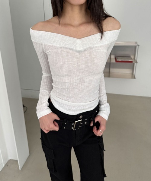 4INT.(フォイント)の「オフショルダー Vネック リブ編み クロップド 長袖 Tシャツ(Tシャツ/カットソー・レディース・ブラック/レッド/ホワイト/チャコール・FREE)」の21枚目の写真