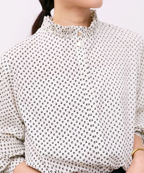 le.coeur blanc(ルクールブラン)の「【日本製】シャーリングネック幾何柄ブラウス(シャツ/ブラウス・レディース・ホワイト系その他・38)」の1枚目の写真