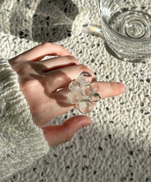 Vipoa(ヴィポア)の「flowermotif clear ring(リング・レディース・クリア・ONE SIZE)」の2枚目の写真