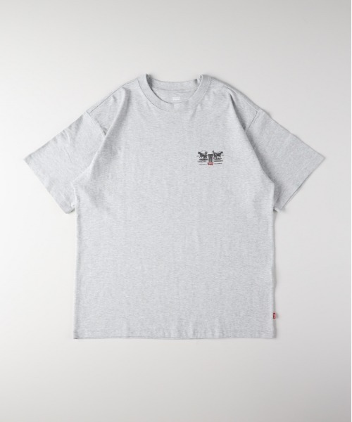 Levi's(リーバイス)の「【Levi's】グラフィックTシャツ (半袖 / バックプリント / アメカジ / ヴィンテージライク / リラックスフィット / クルーネック)(Tシャツ/カットソー・メンズ・グレー・S/M/L)」の2枚目の写真