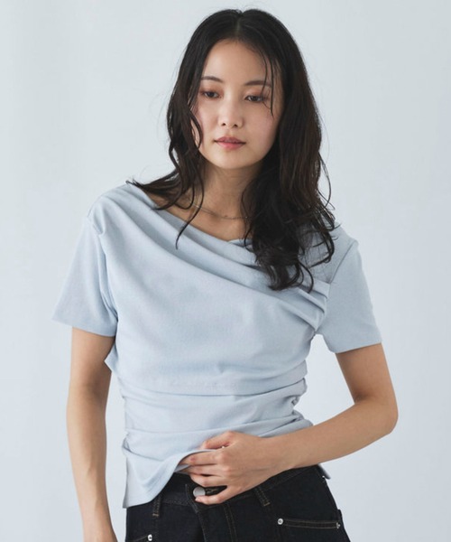 archives(アルシーヴ)の「【ONかわ】ハーフスリーブクロスタックドレープオフショルTOPS(Tシャツ/カットソー・レディース・ブルー/アイボリー/ブラック・MEDIUM)」の5枚目の写真
