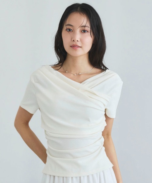 archives(アルシーヴ)の「【ONかわ】ハーフスリーブクロスタックドレープオフショルTOPS(Tシャツ/カットソー・レディース・ブルー/アイボリー/ブラック・MEDIUM)」の4枚目の写真
