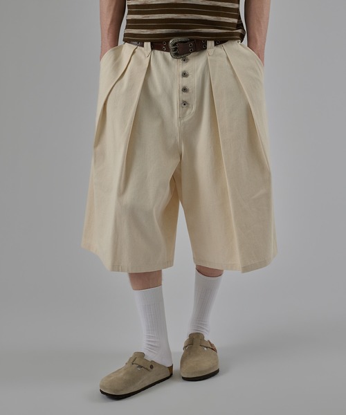 kutir（クティール）の「2TUCK CHINO JORTS／2タックチノジョーツ（その他パンツ・メンズ・オフホワイト/ブラック/カーキ/ベージュ・LARGE/MEDIUM/SMALL）」の2枚目の写真