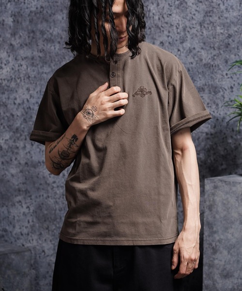 1111clothing(ワンフォークロージング)の「ピグメント ヘンリーネック Tシャツ / Pigmented Henley Neck T-Shirt(Tシャツ/カットソー・メンズ・ブラック/ブラウン/グレイッシュベージュ・L/M)」の3枚目の写真