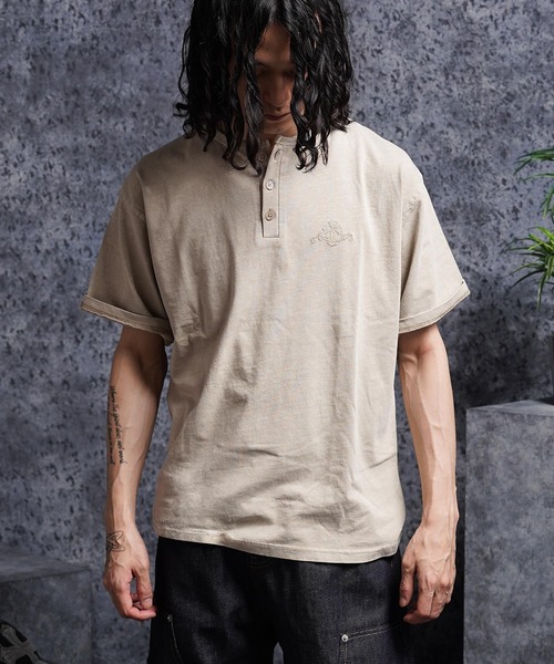 1111clothing(ワンフォークロージング)の「ピグメント ヘンリーネック Tシャツ / Pigmented Henley Neck T-Shirt(Tシャツ/カットソー・メンズ・ブラック/ブラウン/グレイッシュベージュ・L/M)」の1枚目の写真