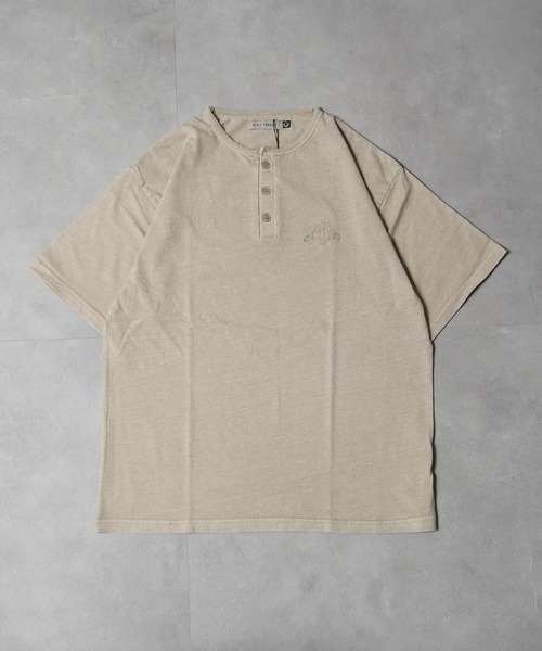 1111clothing(ワンフォークロージング)の「ピグメント ヘンリーネック Tシャツ / Pigmented Henley Neck T-Shirt(Tシャツ/カットソー・メンズ・ブラック/ブラウン/グレイッシュベージュ・L/M)」の6枚目の写真