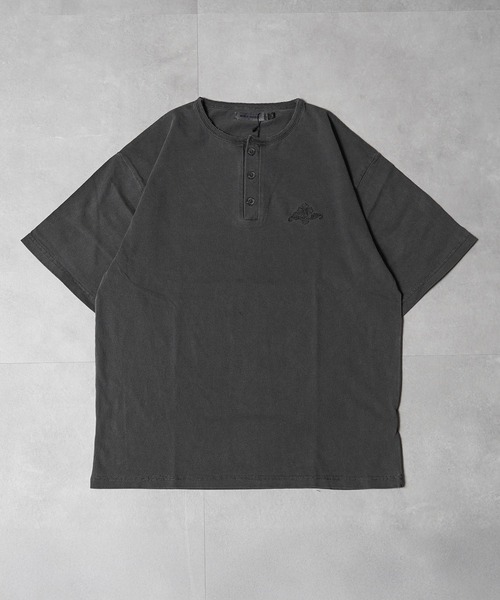 1111clothing(ワンフォークロージング)の「ピグメント ヘンリーネック Tシャツ / Pigmented Henley Neck T-Shirt(Tシャツ/カットソー・メンズ・ブラック/ブラウン/グレイッシュベージュ・L/M)」の20枚目の写真