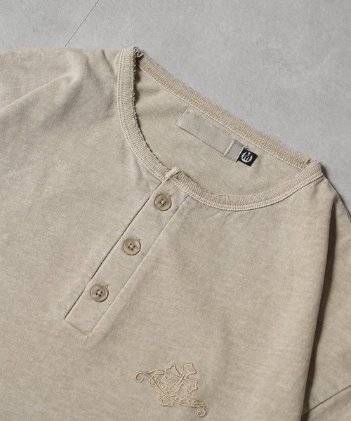 1111clothing(ワンフォークロージング)の「ピグメント ヘンリーネック Tシャツ / Pigmented Henley Neck T-Shirt(Tシャツ/カットソー・メンズ・ブラック/ブラウン/グレイッシュベージュ・L/M)」の15枚目の写真