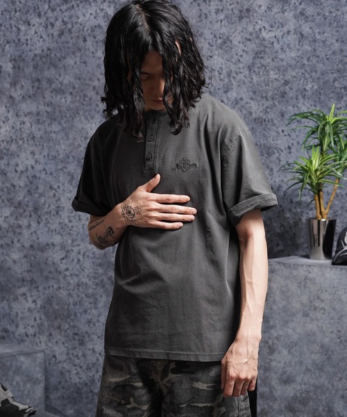 1111clothing(ワンフォークロージング)の「ピグメント ヘンリーネック Tシャツ / Pigmented Henley Neck T-Shirt(Tシャツ/カットソー・メンズ・ブラック/ブラウン/グレイッシュベージュ・L/M)」の21枚目の写真