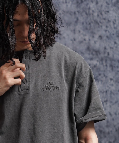 1111clothing(ワンフォークロージング)の「ピグメント ヘンリーネック Tシャツ / Pigmented Henley Neck T-Shirt(Tシャツ/カットソー・メンズ・ブラック/ブラウン/グレイッシュベージュ・L/M)」の22枚目の写真