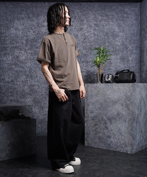 1111clothing(ワンフォークロージング)の「ピグメント ヘンリーネック Tシャツ / Pigmented Henley Neck T-Shirt(Tシャツ/カットソー・メンズ・ブラック/ブラウン/グレイッシュベージュ・L/M)」の4枚目の写真