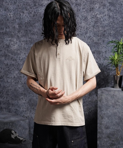 1111clothing(ワンフォークロージング)の「ピグメント ヘンリーネック Tシャツ / Pigmented Henley Neck T-Shirt(Tシャツ/カットソー・メンズ・ブラック/ブラウン/グレイッシュベージュ・L/M)」の8枚目の写真