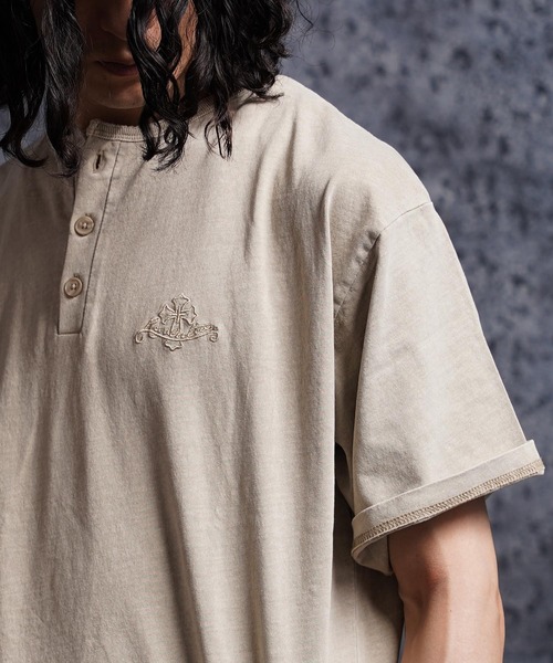 1111clothing(ワンフォークロージング)の「ピグメント ヘンリーネック Tシャツ / Pigmented Henley Neck T-Shirt(Tシャツ/カットソー・メンズ・ブラック/ブラウン/グレイッシュベージュ・L/M)」の9枚目の写真