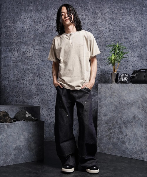 1111clothing(ワンフォークロージング)の「ピグメント ヘンリーネック Tシャツ / Pigmented Henley Neck T-Shirt(Tシャツ/カットソー・メンズ・ブラック/ブラウン/グレイッシュベージュ・L/M)」の10枚目の写真