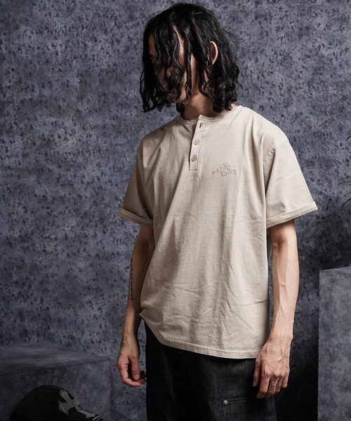1111clothing(ワンフォークロージング)の「ピグメント ヘンリーネック Tシャツ / Pigmented Henley Neck T-Shirt(Tシャツ/カットソー・メンズ・ブラック/ブラウン/グレイッシュベージュ・L/M)」の11枚目の写真