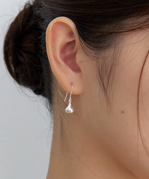 BYWEEKEND（バイウィーケンド）の「Bulb earring（ピアス（両耳用）・レディース・シルバー・FREE）」の2枚目の写真