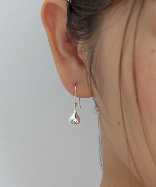 BYWEEKEND（バイウィーケンド）の「Bulb earring（ピアス（両耳用）・レディース・シルバー・FREE）」の3枚目の写真