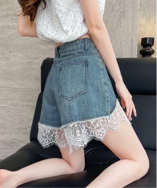 ＆soiree（アンドソワレ）の「ワイドレース切り替えフリンジショートデニムパンツ（デニムパンツ・レディース・ブルー・X-SMALL/SMALL/MEDIUM/LARGE/X-LARGE）」の4枚目の写真