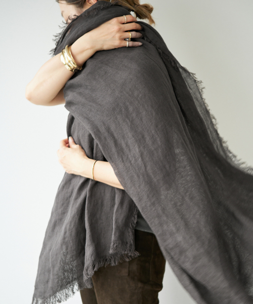 Deuxieme Classe(ドゥーズィエムクラス)の「【ASAUCE MELER/アソースメレ】110x210 LINEN STOLE(ストール/ショール・レディース・チャコールグレー/ベージュ・FREE)」の6枚目の写真
