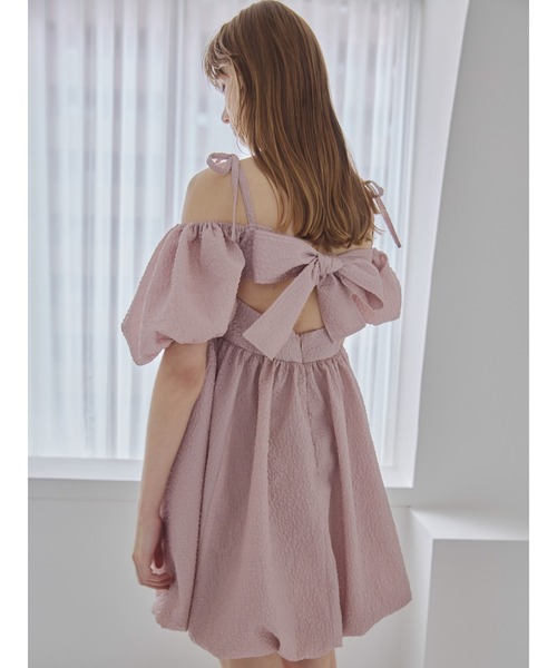 etre loin（エトルワン）の「バックリボンエンボスボリュームミニワンピース / Back ribbon embossed volume mini dress（ワンピース・レディース・ブラック/ホワイト/ピンクベージュ・M）」の3枚目の写真