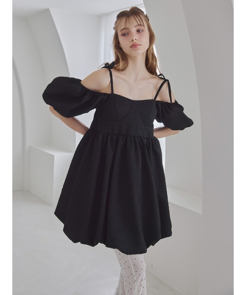 etre loin（エトルワン）の「バックリボンエンボスボリュームミニワンピース / Back ribbon embossed volume mini dress（ワンピース・レディース・ブラック/ホワイト/ピンクベージュ・M）」の2枚目の写真