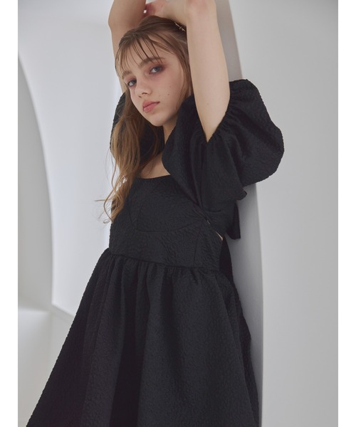 etre loin（エトルワン）の「バックリボンエンボスボリュームミニワンピース / Back ribbon embossed volume mini dress（ワンピース・レディース・ブラック/ホワイト/ピンクベージュ・M）」の19枚目の写真