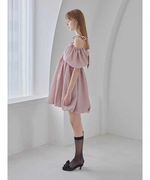 etre loin（エトルワン）の「バックリボンエンボスボリュームミニワンピース / Back ribbon embossed volume mini dress（ワンピース・レディース・ブラック/ホワイト/ピンクベージュ・M）」の17枚目の写真