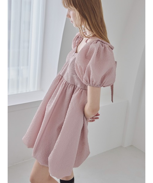 etre loin（エトルワン）の「バックリボンエンボスボリュームミニワンピース / Back ribbon embossed volume mini dress（ワンピース・レディース・ブラック/ホワイト/ピンクベージュ・M）」の13枚目の写真