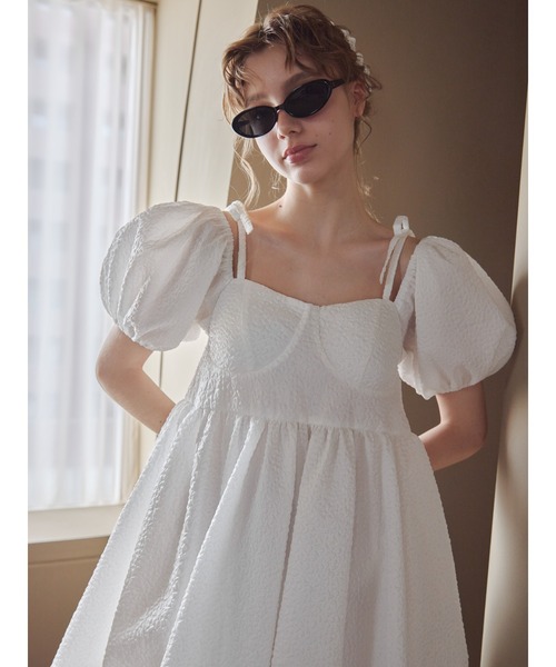 etre loin（エトルワン）の「バックリボンエンボスボリュームミニワンピース / Back ribbon embossed volume mini dress（ワンピース・レディース・ブラック/ホワイト/ピンクベージュ・M）」の4枚目の写真