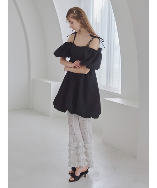 etre loin（エトルワン）の「バックリボンエンボスボリュームミニワンピース / Back ribbon embossed volume mini dress（ワンピース・レディース・ブラック/ホワイト/ピンクベージュ・M）」の5枚目の写真