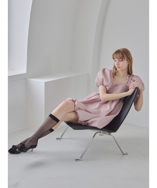 etre loin（エトルワン）の「バックリボンエンボスボリュームミニワンピース / Back ribbon embossed volume mini dress（ワンピース・レディース・ブラック/ホワイト/ピンクベージュ・M）」の10枚目の写真