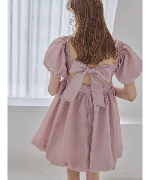 etre loin（エトルワン）の「バックリボンエンボスボリュームミニワンピース / Back ribbon embossed volume mini dress（ワンピース・レディース・ブラック/ホワイト/ピンクベージュ・M）」の9枚目の写真