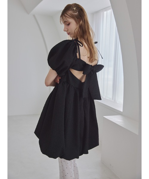 etre loin（エトルワン）の「バックリボンエンボスボリュームミニワンピース / Back ribbon embossed volume mini dress（ワンピース・レディース・ブラック/ホワイト/ピンクベージュ・M）」の7枚目の写真