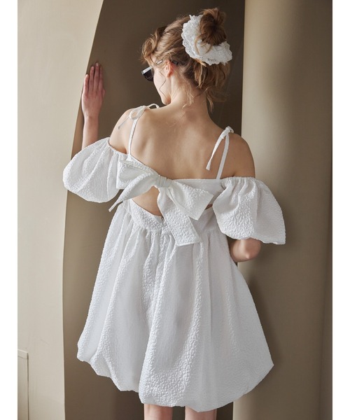 etre loin（エトルワン）の「バックリボンエンボスボリュームミニワンピース / Back ribbon embossed volume mini dress（ワンピース・レディース・ブラック/ホワイト/ピンクベージュ・M）」の6枚目の写真
