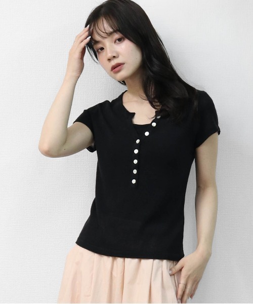 THE CELL.(ザセルドット)の「WEB限定商品 キーネックヘンリー フレンチスリーブニット KEYNECK HENLEY FRENCH SLEEVE KNIT(ニット/セーター・レディース・ピンク/オフホワイト/ブラック・FREE)」の2枚目の写真