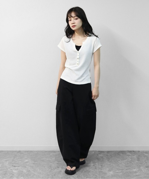 THE CELL.(ザセルドット)の「WEB限定商品 キーネックヘンリー フレンチスリーブニット KEYNECK HENLEY FRENCH SLEEVE KNIT(ニット/セーター・レディース・ピンク/オフホワイト/ブラック・FREE)」の7枚目の写真