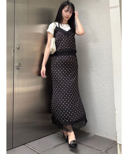 Now me. by NYLON JAPAN（ナウミーバイナイロンジャパン）の「ドット柄レース付きキャミソール（ワンピース・レディース・オフホワイト/ブラック・FREE）」の5枚目の写真