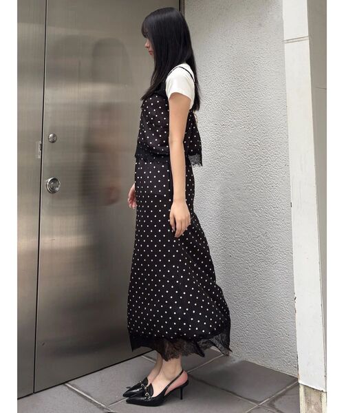 Now me. by NYLON JAPAN（ナウミーバイナイロンジャパン）の「ドット柄レース付きキャミソール（ワンピース・レディース・オフホワイト/ブラック・FREE）」の6枚目の写真