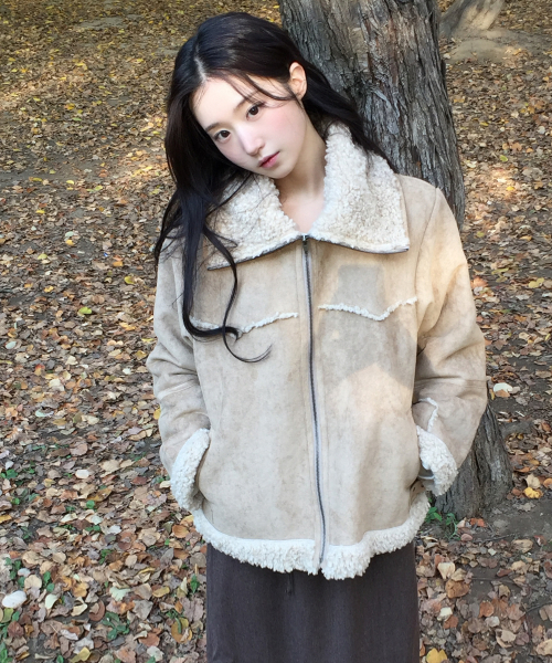 OURNOSTALGIA(アワー ノスタルジア)の「Big Collar Westie Mustang Jumper_Beige(O25-OT08)(ムートンコート・レディース・Beige・FREE)」の1枚目の写真