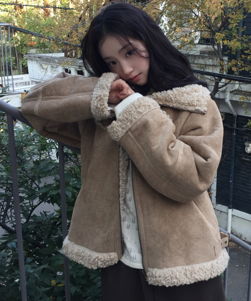 OURNOSTALGIA(アワー ノスタルジア)の「Big Collar Westie Mustang Jumper_Beige(O25-OT08)(ムートンコート・レディース・Beige・FREE)」の2枚目の写真