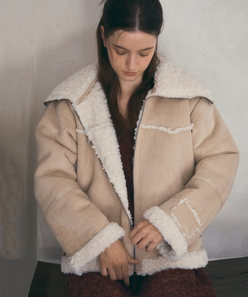 OURNOSTALGIA(アワー ノスタルジア)の「Big Collar Westie Mustang Jumper_Beige(O25-OT08)(ムートンコート・レディース・Beige・FREE)」の6枚目の写真