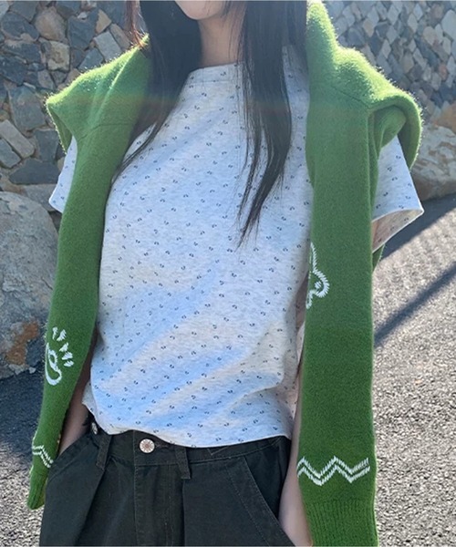 AsheKsha(アシクシャ)の「花柄ショート丈半袖 T シャツ(Tシャツ/カットソー・レディース・グレー・M)」の2枚目の写真