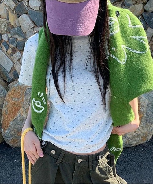 AsheKsha(アシクシャ)の「花柄ショート丈半袖 T シャツ(Tシャツ/カットソー・レディース・グレー・M)」の3枚目の写真