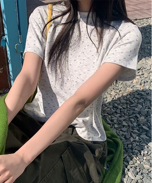 AsheKsha(アシクシャ)の「花柄ショート丈半袖 T シャツ(Tシャツ/カットソー・レディース・グレー・M)」の5枚目の写真