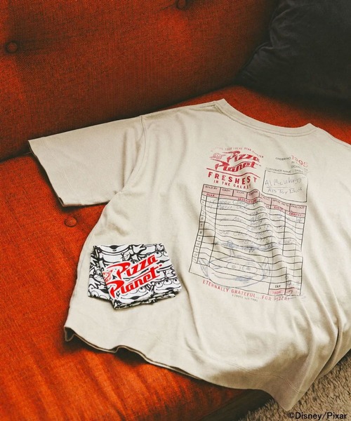BAYFLOW(ベイフロー)の「TOY STORY(トイ・ストーリー)/ピザブラネットTシャツ(WOMEN)(Tシャツ/カットソー・レディース・オフホワイト/ブラック/グレイッシュベージュ・FREE)」の3枚目の写真