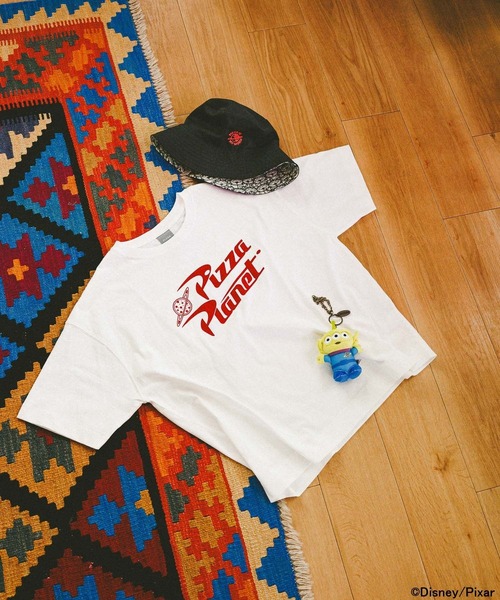 BAYFLOW(ベイフロー)の「TOY STORY(トイ・ストーリー)/ピザブラネットTシャツ(WOMEN)(Tシャツ/カットソー・レディース・オフホワイト/ブラック/グレイッシュベージュ・FREE)」の4枚目の写真