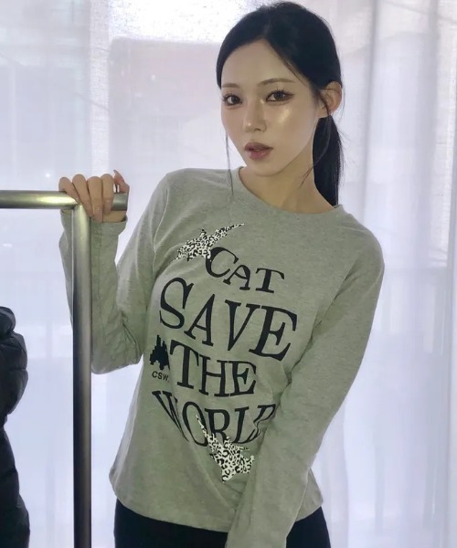 Ada.(エイダ)の「◇CATSAVETHEWORLD◇ブランド直輸入正規品/カンナ レオパードスター レタリング 長袖Tシャツ Kanna Leopard Star Lettering Long Sleeve Tee(Tシャツ/カットソー・レディース・グレー・FREE)」の1枚目の写真